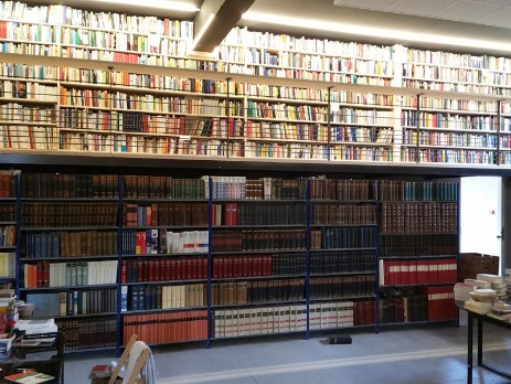 Neue Bibliothek mit ihren bibliophilen Büchern