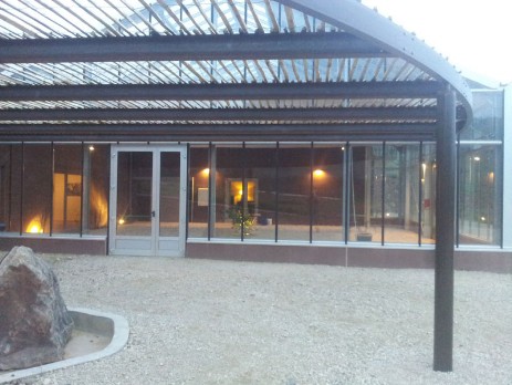 Solar-Glashaus von der Pergola aus gesehen