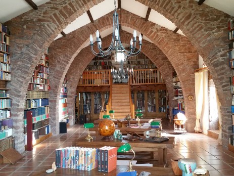 Vista interior de la antigua biblioteca con sus arcos