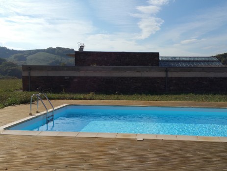 Piscina con el nuevo edificio al fondo